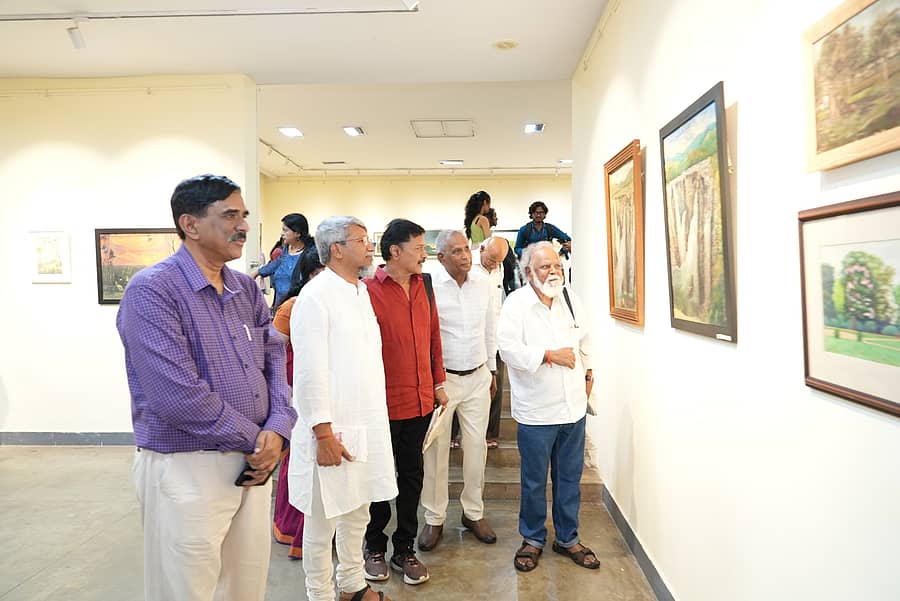 ಪ್ರದರ್ಶನ ವೀಕ್ಷಿಸುತ್ತಿರುವ ಚಿತ್ರಕಲಾ ಪರಿಷತ್ನ ಪ್ರಧಾನ ಕಾರ್ಯದರ್ಶಿ ಶಶಿಧರ್ ರಾವ್, ಖ್ಯಾತ ಕಲಾವಿದ ಡಾ. ಎಂ.ಎಸ್ ಮೂರ್ತಿ, ಚಿತ್ರಕಲಾ ಪರಿಷತ್ನ ಪ್ರಧಾನ ಕಾರ್ಯದರ್ಶಿ ಪ್ರೊ. ಕೆ.ಎಸ್. ಅಪ್ಪಾಜಯ್ಯ, ಪರಿಷತ್ನ ಖಜಾಂಜಿ ಡಾ. ಲಕ್ಷ್ಮಿಪತಿ ಬಾಬು, ಹಿರಿಯ ಇತಿಹಾಸಕಾರ ಕೆ.ವಿ ಸುಬ್ರಹ್ಮಣ್ಯ