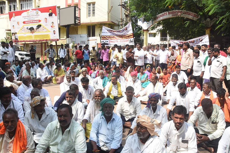 ಧಾರವಾಡದ ಜಿಲ್ಲಾಧಿಕಾರಿ ಕಚೇರಿ ಎದರು ರಾಜ್ಯ ಕೊರವ ಕೊರಚ ಬಂಜಾರ ಮೀಸಲಾತಿ ಸಂರಕ್ಷಣಾ ಹೋರಾಟ ಸಮಿತಿಯವರು ಶುಕ್ರವಾರ ಪ್ರತಿಭಟನೆ ನಡೆಸಿದರು.
