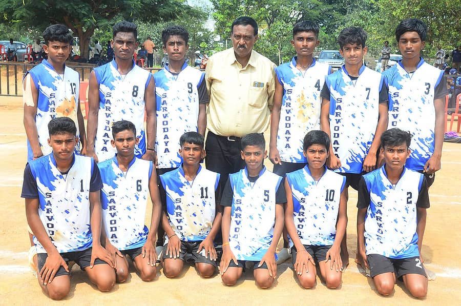 ತುಮಕೂರಿನಲ್ಲಿ ಶುಕ್ರವಾರ ಮುಕ್ತಾಯವಾದ ಬೆಂಗಳೂರು ವಿಭಾಗ ಮಟ್ಟದ ಕೊಕ್ಕೊ ಪಂದ್ಯಾವಳಿಯ 17 ವರ್ಷದ ವಯೋಮಿತಿ ವಿಭಾಗದಲ್ಲಿ ಫೈನಲ್ ಪಂದ್ಯ ಗೆದ್ದ ತುಮಕೂರು ತಂಡ