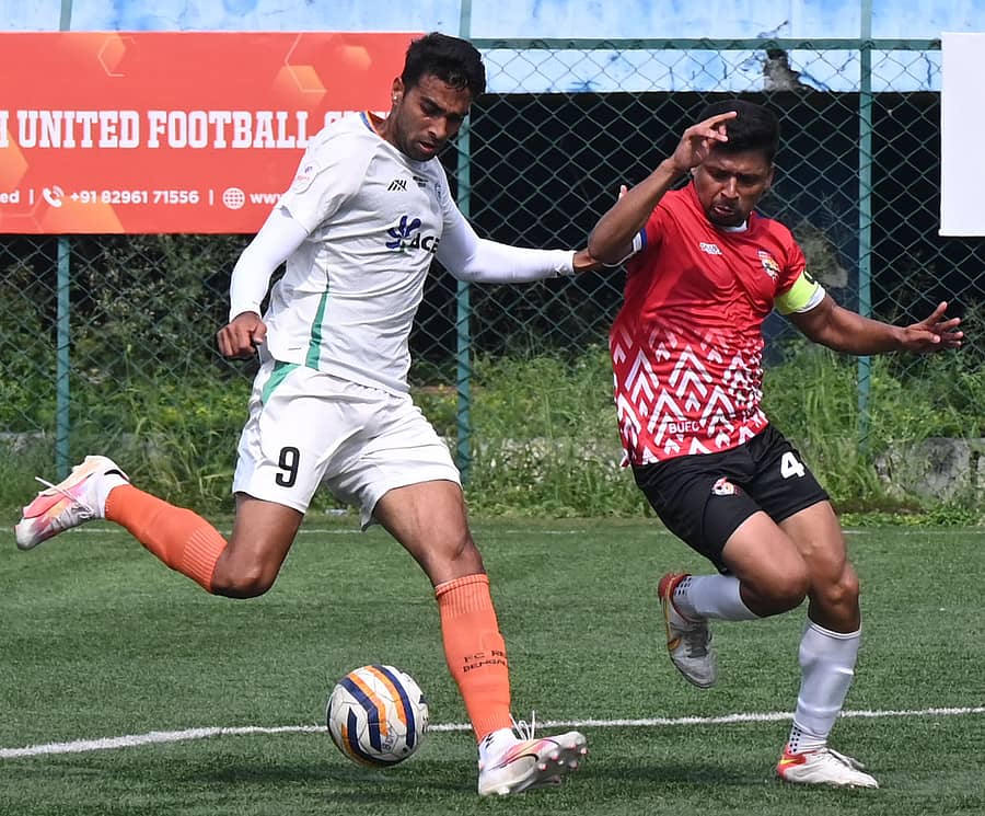 ರಿಯಲ್‌ ಬೆಂಗಳೂರು ತಂಡದ ಸೈಯದ್‌ ಅಹಮ್ಮದ್‌ ಮತ್ತು ಬಿಯುಎಫ್‌ಸಿ ತಂಡದ ಗೋವರ್ಧ ದಾಸ್ ಅವರು ಚೆಂಡಿಗಾಗಿ ಸೆಣಸಾಟ ನಡೆಸಿದರು –ಪ್ರಜಾವಾಣಿ ಚಿತ್ರ/ಬಿ.ಕೆ. ಜನಾರ್ದನ್