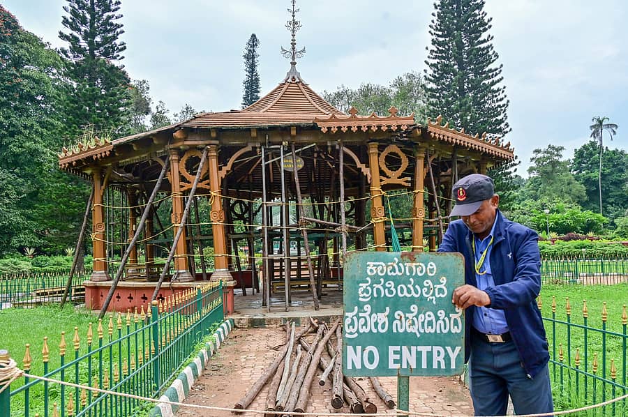 ಬಿರುಕು ಬಿಟ್ಟಿರುವ ಬ್ಯಾಂಡ್ಸ್ಟ್ಯಾಂಡ್ ಮುಂಭಾಗದಲ್ಲಿ ಕಾಮಗಾರಿ ಪ್ರಗತಿಯಲ್ಲಿದೆ ಎಂಬ ಫಲಕ ಹಾಕಿರುವುದು
ಪ್ರಜಾವಾಣಿ ಚಿತ್ರ: ಪ್ರಶಾಂತ್ ಎಚ್.ಜಿ.