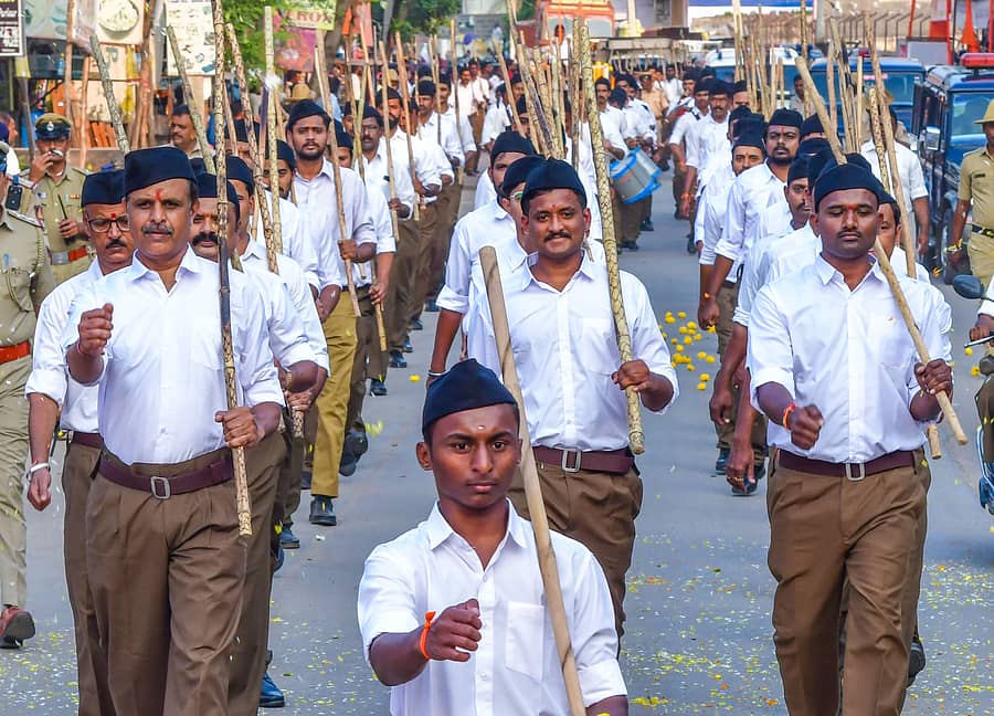ಪಥಸಂಚಲನ...ಕೊಪ್ಪಳದ ಪ್ರಮುಖ ಬೀದಿಗಳಲ್ಲಿ ಶನಿವಾರ ರಾಷ್ಟ್ರೀಯ ಸ್ವಯಂಸೇವಕ ಸಂಘದ ನಗರ ಸದಸ್ಯರು ವಿಜಯದಶಮಿ ಅಂಗವಾಗಿ ಪಥಸಂಚಲನ ನಡೆಸಿದರು. ಮಾರ್ಗದುದ್ದಕ್ಕೂ ಜನ ಹೂಮಳೆಗೆರೆದು ಸ್ವಾಗತಿಸಿದರು –ಪ್ರಜಾವಾಣಿ ಚಿತ್ರ