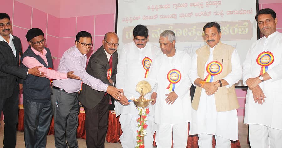 ಬಾಗಲಕೋಟೆಯಲ್ಲಿ ನಡೆದ ಸಂಘದ ಗ್ರಾಮೀಣ ಅಭಿವೃದ್ಧಿ ಪ್ರತಿಷ್ಠಾನ ಮತ್ತು ಸಂಘದ ಕೊಟೆಕ್ ಮಹೀಂದ್ರಾ ಬ್ಯಾಂಕ್ ಆರ್ಸೆಟ್ ಸಂಸ್ಥೆ ರಜತ ಮಹೋತ್ಸವ ಕಾರ್ಯಕ್ರಮವನ್ನು ಸಂಸದ ಪಿ.ಸಿ. ಗದ್ದಿಗೌಡರ ಉದ್ಘಾಟಿಸಿದರು