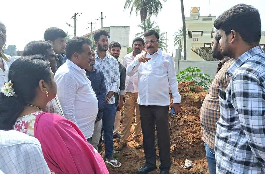 ಮಳವಳ್ಳಿ ಪಟ್ಟಣದ ಕನಕಪುರ ರಸ್ತೆಯಲ್ಲಿ ನಡೆಯುತ್ತಿರುವ ಅವೈಜ್ಞಾನಿಕ ಕಾಮಗಾರಿ ಬಗ್ಗೆ ರಾಷ್ಟ್ರೀಯ ಹೆದ್ದಾರಿ ಪ್ರಾಧಿಕಾರದ ಅಧಿಕಾರಿಗಳಿಗೆ ಶಾಸಕ ಪಿ.ಎಂ.ನರೇಂದ್ರಸ್ವಾಮಿ ತರಾಟೆಗೆ ತೆಗೆದುಕೊಂಡರು.