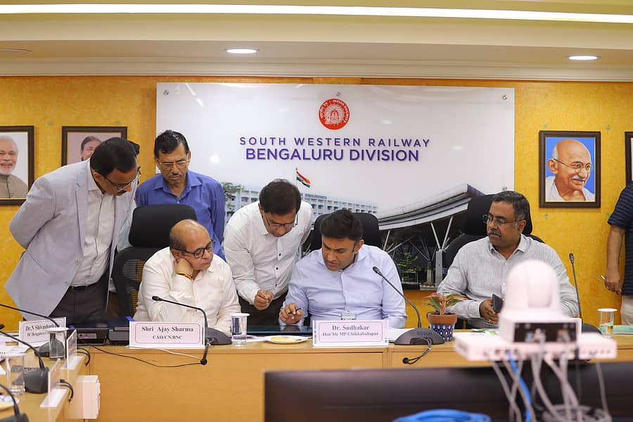ಬೆಂಗಳೂರಿನ ವಿಭಾಗೀಯ ರೈಲ್ವೆ ವ್ಯವಸ್ಥಾಪಕರ ಕಚೇರಿಯಲ್ಲಿ ನಡೆದ ಸಭೆಯಲ್ಲಿ ಚಿಕ್ಕಬಳ್ಳಾಪುರ ಲೋಕಸಭಾ ಕ್ಷೇತ್ರದ  ಹೊಸ ರೈಲ್ವೆ ಯೋಜನೆಗಳು ಹಾಗೂ ಜಾರಿಯಲ್ಲಿರುವ ಕಾಮಗಾರಿಗಳ ಬಗ್ಗೆ  ಅಧಿಕಾರಿಗಳಿಂದ ಸಂಸದ ಡಾ.ಕೆ.ಸುಧಾಕರ್ ಮಾಹಿತಿ ಪಡೆದರು