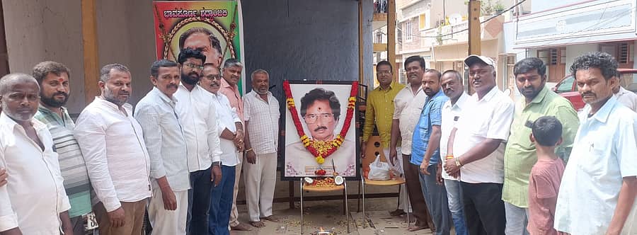 ಮಾಲೂರಿನಲ್ಲಿ ಶನಿವಾರ ಈಡಿಗ ಸಮಾಜ ಮತ್ತು ಬಂಗಾರಪ್ಪ ಅಭಿಮಾನಿಗಳು ಹಮ್ಮಿಕೊಂಡಿದ್ದ ಅವರ ಜನ್ಮದಿನ ಕಾರ್ಯಕ್ರಮದಲ್ಲಿ ಈಡಿಗ ಸಮಾಜದ ತಾಲ್ಲೂಕು ಪ್ರಧಾನ ಕಾರ್ಯದರ್ಶಿ ಸೋಮಣ್ಣ ಪುಷ್ಪ ನಮನ ಸಲ್ಲಿಸಿದರು