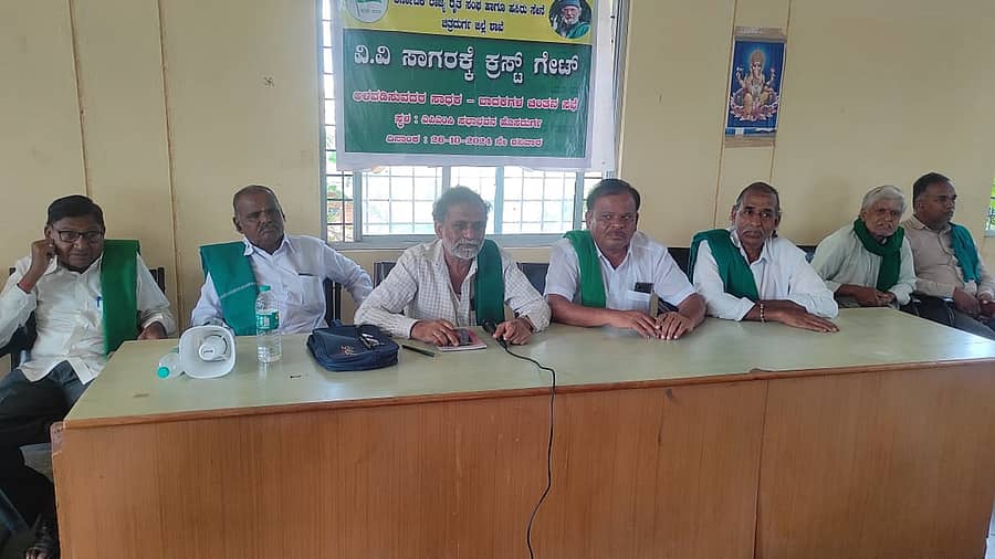 ಹೊಸದುರ್ಗದಲ್ಲಿ ಶನಿವಾರ ಆಯೋಜಿಸಿದ್ದ ಸಮಾಲೋಚನಾ ಸಭೆಯಲ್ಲಿ ರೈತ ಸಂಘದ ಕಾರ್ಯಾಧ್ಯಕ್ಷ ಈಚಘಟ್ಟದ ಸಿದ್ಧವೀರಪ್ಪ ಮಾತನಾಡಿದರು