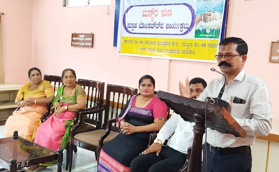 ಮಡಿಕೇರಿಯ ಪತ್ರಿಕಾಭವನದಲ್ಲಿ ಶನಿವಾರ ಕೊಡವ ಮಕ್ಕಡ ಕೂಟ ಏರ್ಪಡಿಸಿದ್ದ ಪುಸ್ತಕ ಬಿಡುಗಡೆ ಸಮಾರಂಭದಲ್ಲಿ ಫೀಲ್ಡ್ ಮಾರ್ಷಲ್ ಕೆ.ಎಂ.ಕಾರ್ಯಪ್ಪ ಕಾಲೇಜಿನ ಪ್ರಾಂಶುಪಾಲರಾದ ಮೇಜರ್ ಡಾ.ಬಿ.ರಾಘವ ಮಾತನಾಡಿದರು