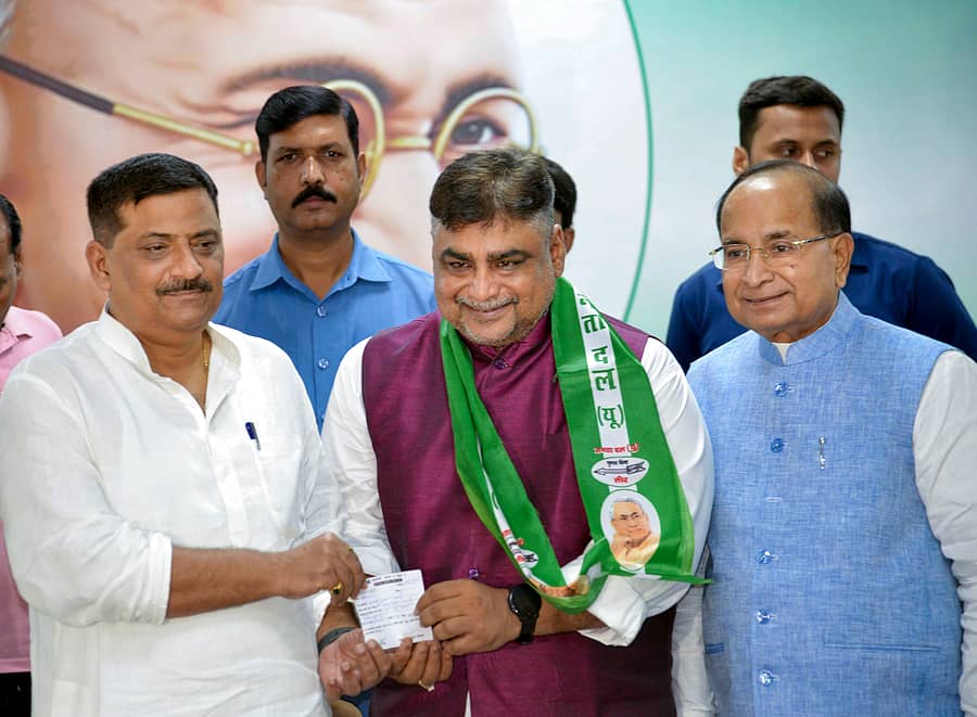 ಜೆಡಿಯು ರಾಷ್ಟ್ರೀಯ ಅಧ್ಯಕ್ಷ ಸಂಜಯ್ ಝಾ ಅವರು ಪ್ರಣವ್ ಕುಮಾರ್ ಪಾಂಡೆ (ಮಧ್ಯದಲ್ಲಿ ಇರುವವರು) ಅವರನ್ನು ಪಕ್ಷಕ್ಕೆ ಸೇರಿಸಿಕೊಂಡರು –ಪಿಟಿಐ ಚಿತ್ರ