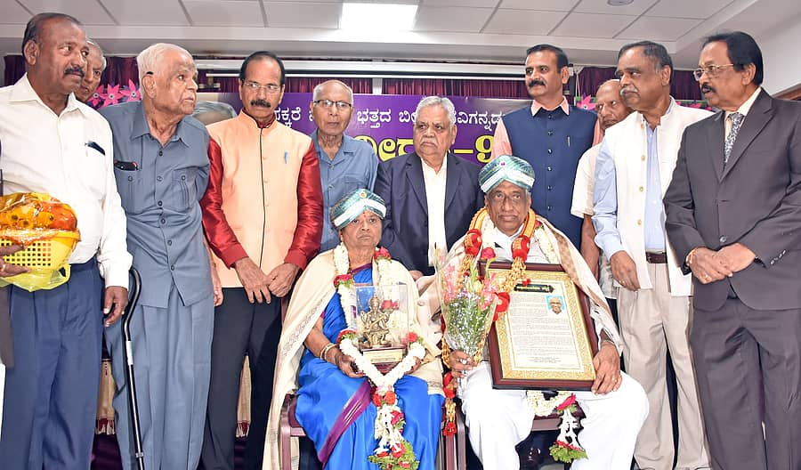 ಮೈಸೂರಿನ ವಿದ್ಯಾವರ್ಧಕ ಪ್ರಥಮ ದರ್ಜೆ ಕಾಲೇಜಿನ ಪಿ.ಎಂ.ಚಿಕ್ಕಬೋರಯ್ಯ ಸಭಾಂಗಣದಲ್ಲಿ ಕೆ.ಟಿ.ವೀರಪ್ಪ ದಂಪತಿ ಅಭಿನಂದಿಸಲಾಯಿತು. ಎನ್.ಎಸ್.ರಾಮೇಗೌಡ, ಸಿ.ಪಿ.ಕೃಷ್ಣಕುಮಾರ್, ಪ್ರೊ.ಎನ್.ಕೆ.ಲೋಕನಾಥ್, ಮಡ್ಡೀಕೆರೆ ಗೋಪಾಲ್, ಪಿ.ಬೋರೇಗೌಡ ಪಾಲ್ಗೊಂಡಿದ್ದರು –ಪ್ರಜಾವಾಣಿ ಚಿತ್ರ