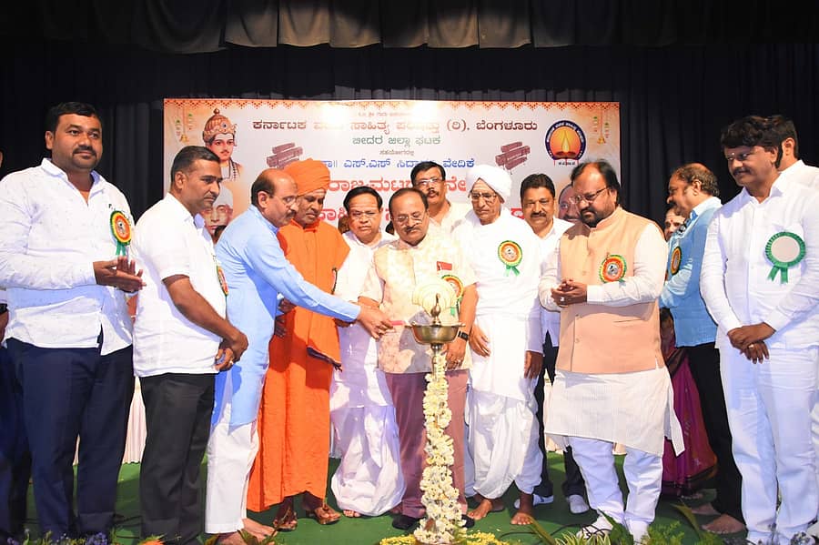 <div class="paragraphs"><p> ವಚನ ಸಾಹಿತ್ಯ ಸಮ್ಮೇಳನವನ್ನು ಸಾಹಿತಿ ಜೆ.ಎಸ್. ಪಾಟೀಲ ಅವರು ಉದ್ಘಾಟಿಸಿದರು.</p></div>