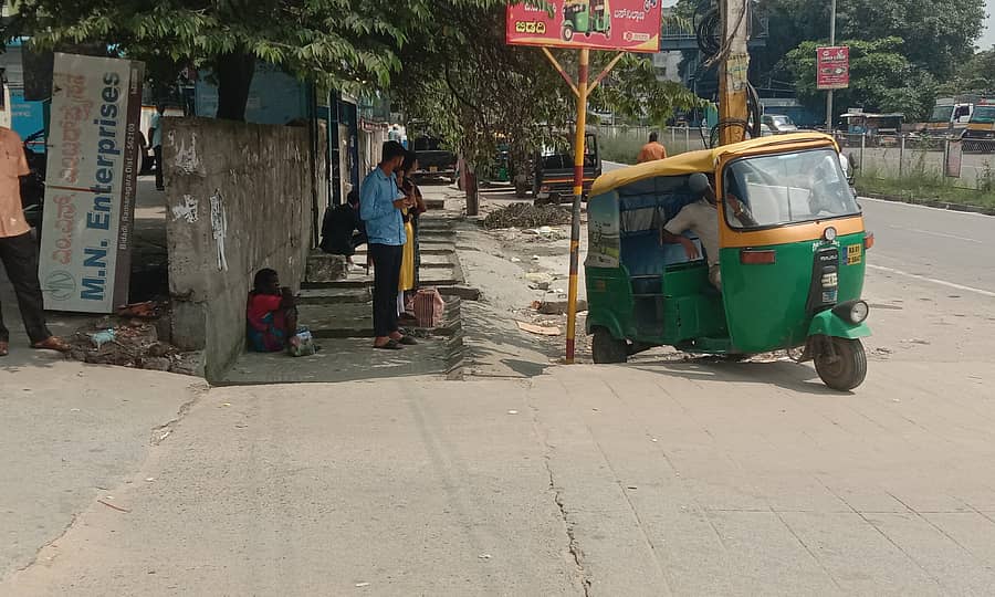 ಬಿಡದಿ ಬಸ್ ನಿಲ್ದಾಣ ಸಮೀಪ ಚರಂಡಿಗೆ ಸ್ಲ್ಯಾಬ್ ಅಳವಡಿಸಿರುವುದು