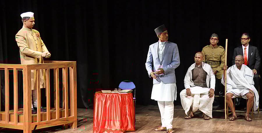 ಮೈಸೂರಿನ ಕಿರುರಂಗಮಂದಿರದಲ್ಲಿ ಸೋಮವಾರ ಕೊಡಗು ರಂಗಭೂಮಿ ಟ್ರಸ್ಟ್ ಕಲಾವಿದರು ‘ಸತ್ಯವನ್ನೇ ಹೇಳುತ್ತೇವೆ’ ನಾಟಕ ಪ್ರದರ್ಶಿಸಿದರು