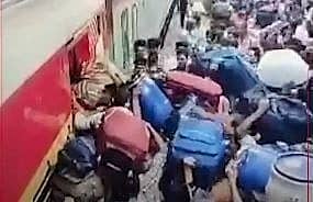 <div class="paragraphs"><p>ಬಾಂದ್ರಾ ರೈಲು ನಿಲ್ದಾಣದ ಕಾಲ್ತುಳಿತ </p></div>