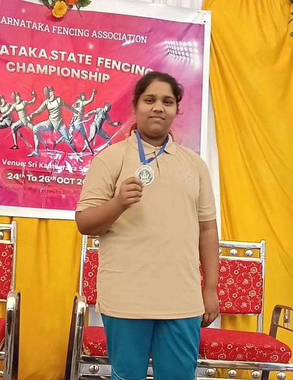ಈಚೆಗೆ ಬೆಂಗಳೂರಿನ ಕಂಠೀರವ ಕ್ರೀಡಾಂಗಣದಲ್ಲಿ ನಡೆದ ರಾಜ್ಯ ಮಟ್ಟದ ಫೆನ್ಸಿಂಗ್ ಚಾಂಪಿಯನ್ ಶಿಪ್ನ ಸಬ್ ಜೂನಿಯರ್ ವಿಭಾಗದಲ್ಲಿ ಎನ್.ಕೃತಿಕಾ ಬೆಳ್ಳಿ ಪದಕ ಪಡೆದಿದ್ದಾರೆ.