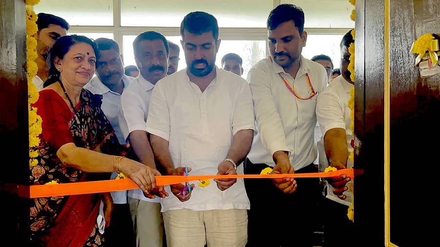 ಸೋಮವಾರಪೇಟೆ ತಾಲ್ಲೂಕಿನ ನೇರುಗಳಲೆ ಗ್ರಾಮ ಪಂಚಾಯಿತಿಯಲ್ಲಿ ಸೋಮವಾರ 125 ವಿಶೇಷ ಆಂದೋಲನದ ಕಚೇರಿಯನ್ನು ಶಾಸಕ ಡಾ.ಮಂತರ್ ಗೌಡ ಉದ್ಘಾಟಿಸಿದರು