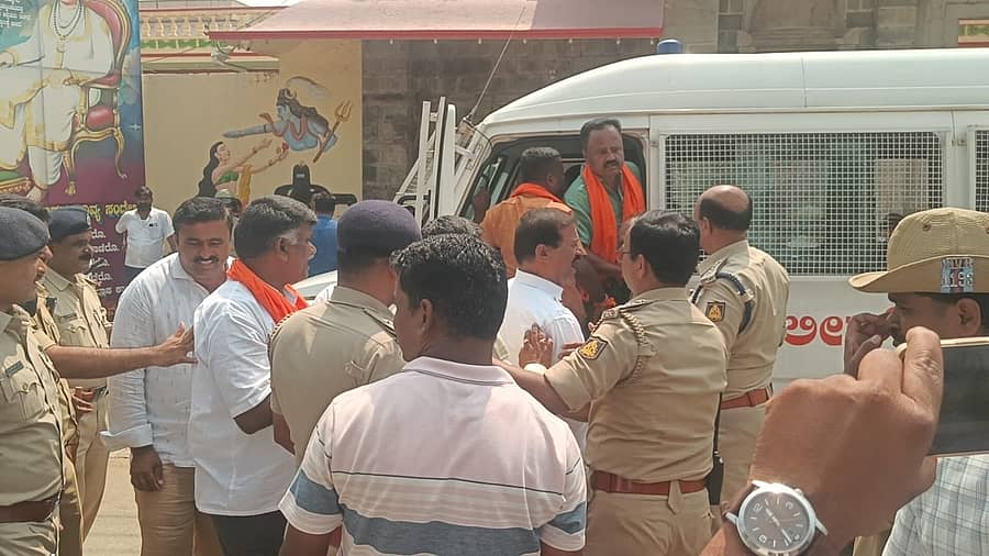 ‘ಸುಭಾಷ್ ಸರ್ಕಲ್ ಬಳಿಯ ಖಬರ್ಸ್ತಾನ್ದಲ್ಲಿ ಅಕ್ರಮವಾಗಿ ವಾಣಿಜ್ಯ ಮಳಿಗೆಗಳನ್ನು ನಿರ್ಮಿಸಲಾಗುತ್ತಿದೆ’ ಎಂದು ಆರೋಪಿಸಿ ಸೋಮವಾರ ಬೆಳಿಗ್ಗೆ ಪ್ರತಿಭಟನೆ ನಡೆಸಲು ಮುಂದಾದ ಪ್ರತಿಭಟನಕಾರರನ್ನು ಪೊಲೀಸರು ವಶಕ್ಕೆ ಪಡೆದು ಪೊಲೀಸರ ವಾಹನದಲ್ಲಿ ಕರೆದೊಯ್ದರು