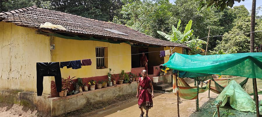 ಸಾರಗೋಡು ಮೀಸಲು ಅರಣ್ಯದೊಳಗಿನ ಮಂಡಗುಳಿಹಾರದಲ್ಲಿ ನೆಲೆಸಿರುವ ನಿವಾಸಿಗಳು
