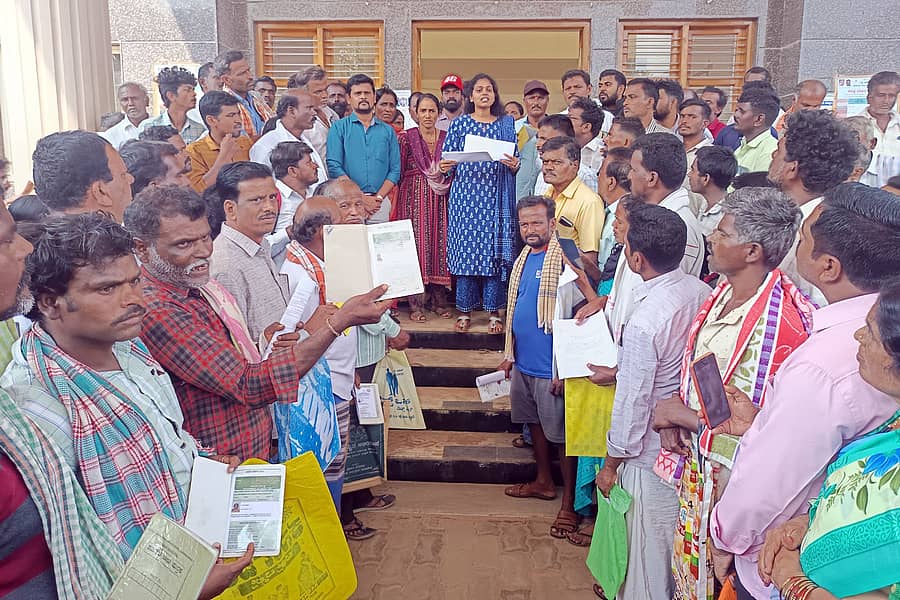 ಆಹಾರ ಪಡಿತರ ಚೀಟಿ ಅಮಾನತು ನಿರ್ಧಾರ ಹಿಂಪಡೆಯುವಂತೆ ಒತ್ತಾಯಿಸಿ ಫಲಾನುಭವಿಗಳು ಕೂಡ್ಲಿಗಿಯಲ್ಲಿ ಗ್ರೇಡ್-2 ತಹಶೀಲ್ದಾರ್ ನೇತ್ರಾವತಿ ಅವರಿಗೆ ಮನವಿ ಸಲ್ಲಿಸಿದರು