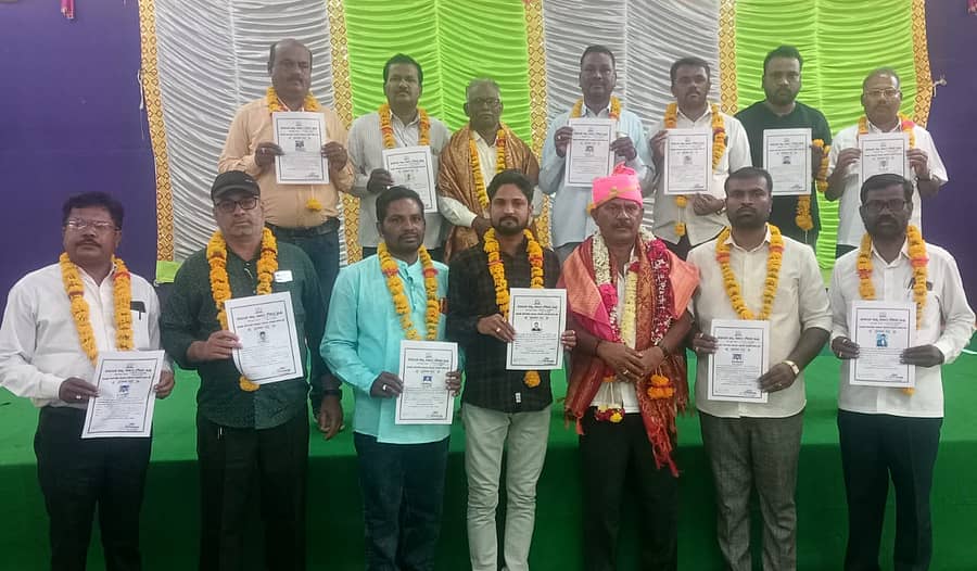 ಹುಮನಾಬಾದ್ ಸರ್ಕಾರಿ ನೌಕರರ ತಾಲ್ಲೂಕು ಘಟಕಕ್ಕೆ ನೂತನವಾಗಿ ಆಯ್ಕೆಯಾದ ಪದಾಧಿಕಾರಿಗಳಿಗೆ ಪ್ರಮಾಣ ಪತ್ರ ವಿತರಿಸಿ ಸನ್ಮಾನಿಸಲಾಯಿತು