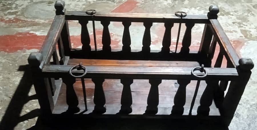 ಶ್ರೀರಂಗಪಟ್ಟಣ ತಾಲ್ಲೂಕಿನ ಚಂದಗಾಲು ಗ್ರಾಮದ ಸುಬ್ಬಯ್ಯ ಅವರ ಮನೆಯಲ್ಲಿರುವ, ವರನಟ ರಾಜಕುಮಾರ್ ನಟನೆಯ ‘ಬಹದ್ದೂರು ಗಂಡು’ ಚಿತ್ರದ ಶೂಟಿಂಗ್ ವೇಳೆ 8 ತಿಂಗಳ ಮಗು ಪುನೀತ್ ರಾಜಕುಮಾರ್ (ಅಪ್ಪು) ಅವರನ್ನು ಮಲಗಿಸುತ್ತಿದ್ದ ಮರದ ತೊಟ್ಟಿಲು