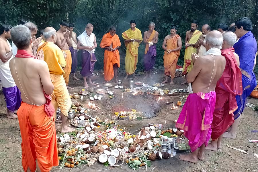 ದೀಪಾವಳಿ ಹಬ್ಬದಂದು ಶಿರಸಿಯ ಗ್ರಾಮೀಣ ಭಾಗದಲ್ಲಿ ಕಾಡಂಚಲ್ಲಿರುವ ಹುಲಿ ದೇವರ ಮೂರ್ತಿಗೆ ಕೃಷಿಕರು ಕಾಯಿ ಒಡೆದು ವಿಶೇಷ ಪೂಜೆ ಸಲ್ಲಿಸುತ್ತಿರುವುದು
