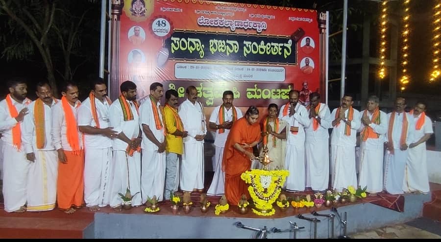 ಸಾಧ್ವಿ ಮಾತಾನಂದಮಯಿ ಅವರು ದೀಪ ಬೆಳಗಿಸಿ ಕಾರ್ಯಕ್ರಮಕ್ಕೆ ಚಾಲನೆ ನೀಡಿದರು