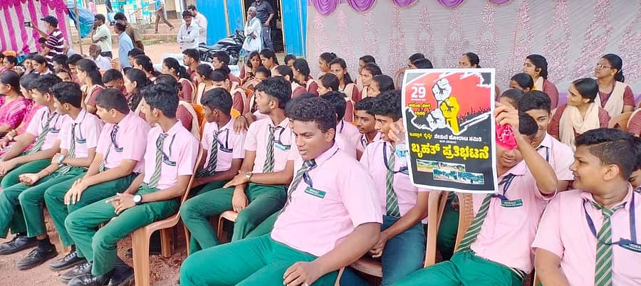 ಇಂದ್ರಾಳಿ ರೈಲ್ವೆ ಮೇಲ್ಸೇತುವೆ ಕಾಮಗಾರಿ ವಿಳಂಬ ಖಂಡಿಸಿ ಹಮ್ಮಿಕೊಂಡಿದ್ದ ಪ್ರತಿಭಟನಾ ಸಭೆಯಲ್ಲಿ ವಿದ್ಯಾರ್ಥಿಗಳು ಪಾಲ್ಗೊಂಡಿದ್ದರು