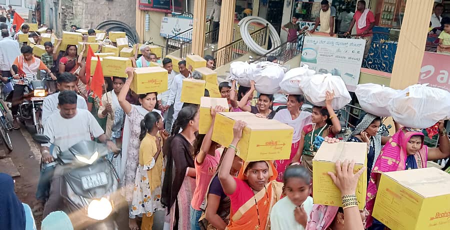 ತೇರದಾಳದ ಅಲ್ಲಮಪ್ರಭು ದೇವಸ್ಥಾನ ಕಾರ್ಯಕ್ರಮದ ಅನ್ನಪ್ರಸಾದಕ್ಕೆ ಸಲ್ಲಿಸಲು ತಾಲ್ಲೂಕಿನ ಗೋಲಬಾವಿ ಗ್ರಾಮದ ಭಕ್ತರು 5 ಕ್ವಿಂಟಲ್ ಜಿಲೇಬಿ ಹಾಗೂ ರೊಟ್ಟಿ ಹೊತ್ತು ಬಂದರು