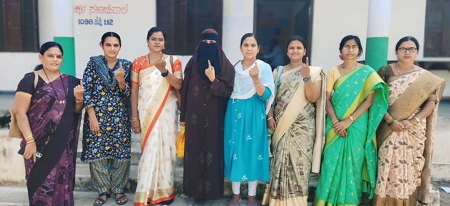 ಶಹಾಬಾದ್‌ನಲ್ಲಿ ಸರ್ಕಾರಿ ನೌಕರರು ಮತದಾನ ಚಲಾಯಿಸಿದ ನಂತರ ಶಾಯಿ ಗುರುತು ತೋರಿಸದರು