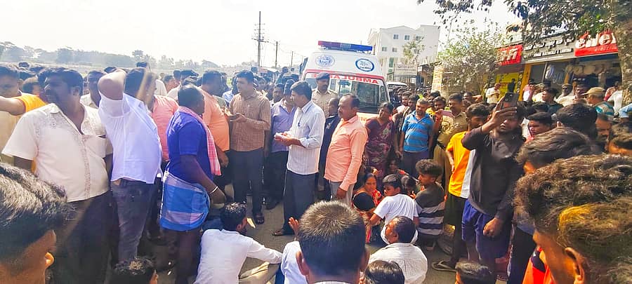 ಮಾಗಡಿ ಪಟ್ಟಣದ ಹೊಸಪೇಟೆ ವೃತ್ತದಲ್ಲಿ ಆಂಬುಲೆನ್ಸ್ನಲ್ಲಿ ತಂದ ಶವವನ್ನು ತಡೆದು ಪ್ರತಿಭಟನೆ ನಡೆಸಿದ ಸಂಬಂಧಿಕರು ಹಾಗೂ ಗ್ರಾಮಸ್ಥರು