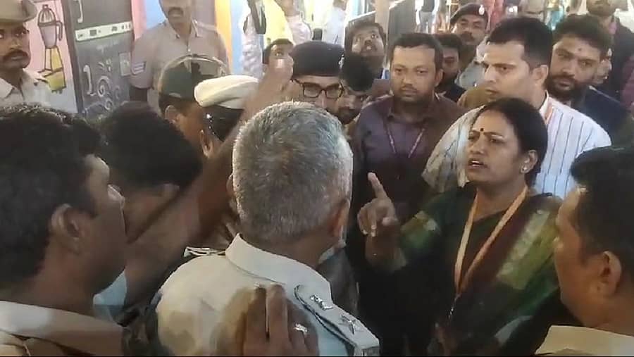 ಹಾಸನಾಂಬ ದೇಗುಲದ ಪ್ರವೇಶ ದ್ವಾರದ ಬಳಿ ಜಿಲ್ಲಾಧಿಕಾರಿ ಸಿ.ಸತ್ಯಭಾಮಾ ಅವರು ಪೊಲೀಸರನ್ನು ತರಾಟೆಗೆ ತೆಗೆದುಕೊಂಡರು.