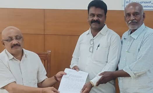 ಚಳ್ಳಕೆರೆ: ತಾಲ್ಲೂಕಿನ ಪರಶ್ಮರಾಂಪುರ ಹೋಬಳಿ ವ್ಯಾಪ್ತಿ ನಾಗಪ್ಪನಹಳ್ಳಿ ಗೇಟ್ ಬಳಿ ರಸ್ತೆಗೆ ಅಡ್ಡವಾಗಿ ನಿರ್ಮಿಸಿಕೊಂಡಿರುವ ಗೂಡಂಗಡಿಗಳನ್ನು ಕೂಡಲೆ ತೆರವುಗೊಳಿಸಬೇಕು ಎಂದು ಒತ್ತಾಯಿಸಿ ಸಾಮಾಜಿಕ ಹೋರಾಟಗಾರ ಪಿಲ್ಲಹಳ್ಳಿ ಸಿ.ಚಿತ್ರಲಿಂಗಪ್ಪ, ಸೋಮವಾರ ತಾಲ್ಲೂಕು ಕಚೇರಿಗೆ ತೆರಳಿ ತಹಶೀಲ್ದಾರ್ರವರಿಗೆ ಮನವಿ ಸಲ್ಲಿಸಿದರು.