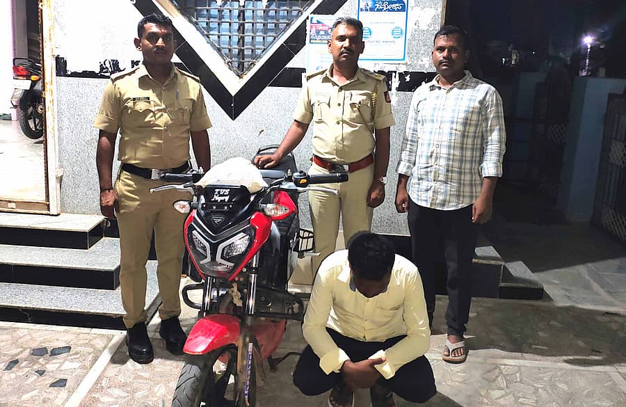 ಮೊಳಕಾಲ್ಮುರಿನ ಅಬಕಾರಿ ಪೊಲೀಸರು ವಶಕ್ಕೆ ಪಡೆದಿರುವ ಗಾಂಜಾ ಸಾಗಣೆ ಮಾಡುತ್ತಿದ್ದ ವ್ಯಕ್ತಿ ಹಾಗೂ ದ್ವಿಚಕ್ರ ವಾಹನ