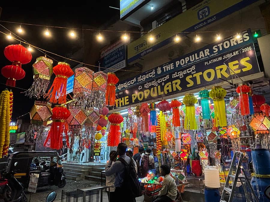 ಉಡುಪಿಯ ಅಂಗಡಿಯೊಂದರಲ್ಲಿ ಮಾರಾಟಕ್ಕಿರಿಸಿರುವ ಗೂಡು ದೀಪಗಳು