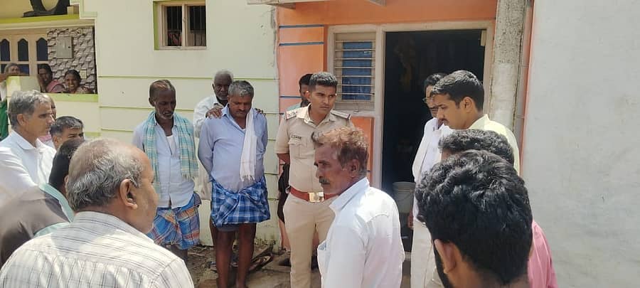 ಗುಂಡ್ಲುಪೇಟೆ ತಾಲ್ಲೂಕಿನ ಹಸಗೂಲಿ ಗ್ರಾಮದ ಗಂಗಾಧರಪ್ಪ ಅವರ ಮನೆಗೆ ಸಬ್ ಇನ್ಸ್ಪೆಕ್ಟರ್ ಚರಣ್ ಗೌಡ ಭೇಟಿ ನೀಡಿ ಪರಿಶೀಲಿಸಿದರು