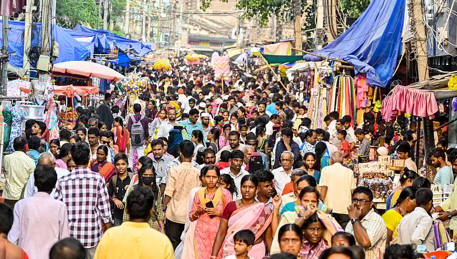 ಕಲಬುರಗಿಯ ಸೂಪರ್ ಮಾರ್ಕೆಟ್‌ನಲ್ಲಿ ಬುಧವಾರ ದೀಪಾವಳಿ ಹಬ್ಬದ ಖರೀದಿಗಾಗಿ ಸೇರಿದ್ದ ಜನಸ್ತೋಮ    ಪ್ರಜಾವಾಣಿ ಚಿತ್ರ: ತಾಜುದ್ದೀನ್‌ ಆಜಾದ್‌