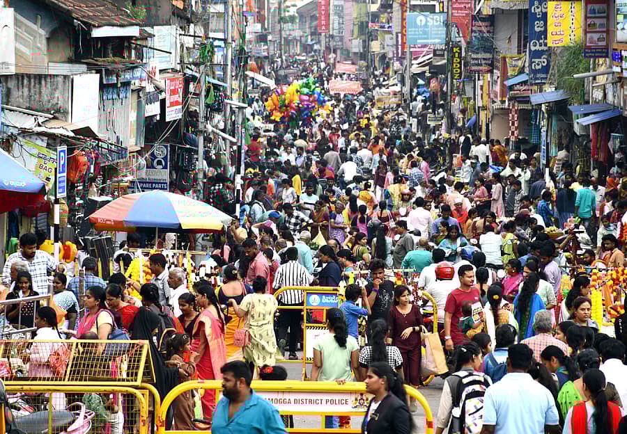 ಶಿವಮೊಗ್ಗದ ಗಾಂಧಿ ಬಜಾರ್ನಲ್ಲಿ ಖರೀದಿಯಲ್ಲಿ ನಿರತವಾಗಿರುವ ಜನಸ್ತೋಮ