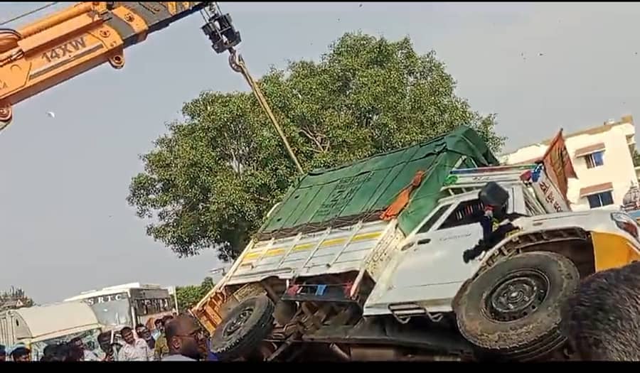 ಚಿಂತಾಮಣಿ ಹೊರವಲಯದ ಕುರುಟಹಳ್ಳಿ ಕ್ರಾಸ್ ಬಳಿ ಅಪಘಾತಕ್ಕೀಡಾಗಿ ಮುಗುಚಿಬಿದ್ದಿದ್ದ ವಾಹನವನ್ನು ಕ್ರೇನ್ ಮೂಲಕ ಮೇಲೆತ್ತಲಾಯಿತು