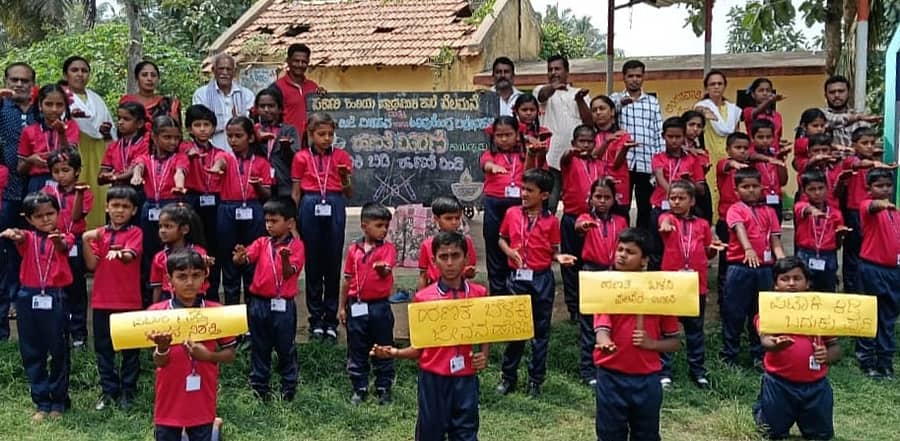 ಶ್ರೀರಂಗಪಟ್ಟಣ ತಾಲ್ಲೂಕಿನ ನೆಲಮನೆ ಗ್ರಾಮದ ಸರ್ಕಾರಿ ಹಿರಿಯ ಪ್ರಾಥಮಿಕ ಶಾಲೆಯಲ್ಲಿ ಗ್ರಾಮ ಡಿಜಿ ವಿಕಸನ ಮತ್ತು ಬಲ್ಲೇನಹಳ್ಳಿ ಗ್ರಾ.ಪಂ. ಡಿಜಿಟಲ್ ಗ್ರಂಥಾಲಯ ಹಾಗೂ ಅರಿವು ಕೇಂದ್ರ ಬುಧವಾರ ಏರ್ಪಡಿಸಿದ್ದ ದೀಪಾವಳಿ ಜಾಗೃತಿ ಕಾರ್ಯಕ್ರಮದಲ್ಲಿ ವಿದ್ಯಾರ್ಥಿಗಳಿಗೆ ಮಣ್ಣಿನ ಹಣತೆಗಳನ್ನು ವಿತರಿಸಲಾಯಿತು