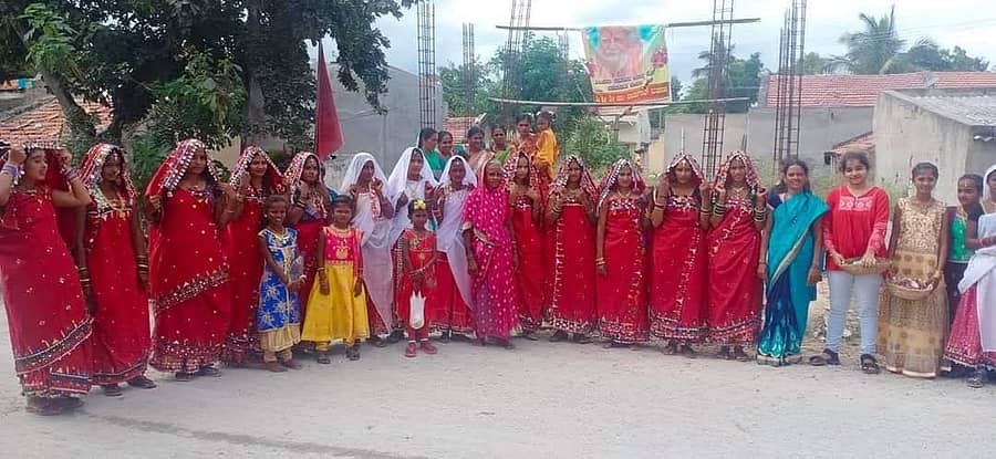 ಅರಸೀಕೆರೆ ಹೋಬಳಿಯ ಬೇವಿನಹಳ್ಳಿ ಸಣ್ಣ ತಾಂಡದಲ್ಲಿ ದೀಪಾವಳಿ ಹಬ್ಬದ ಅಂಗವಾಗಿ ಸಾಂಪ್ರದಾಯಿಕ ಉಡುಗೆ ತೊಟ್ಟು ಹೂ ತರಲು ಸಜ್ಜಾಗಿರುವ ಯುವತಿಯರು (ಸಂಗ್ರಹ ಚಿತ್ರ)