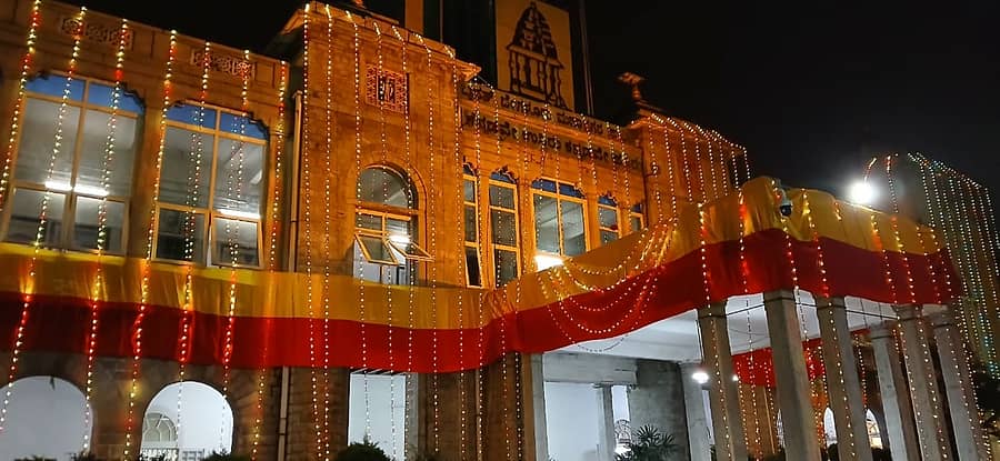 ಬಿಬಿಎಂಪಿ ಕೇಂದ್ರ ಕಚೇರಿ ಕಟ್ಟಡಕ್ಕೆ ಕನ್ನಡ ಧ್ವಜ ಹೊದಿಸಿ, ವಿದ್ಯುತ್ ದೀಪಾಲಂಕಾರ ಮಾಡಲಾಗಿದೆ