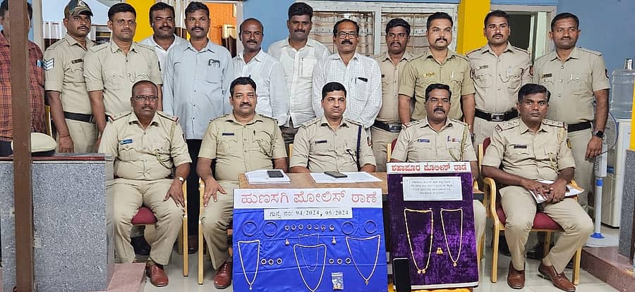 ಸುರಪುರ ಡಿವೈಸ್ಪಿ ಕಚೇರಿಯಲ್ಲಿ ಬುಧವಾರ ಕಳ್ಳರಿಂದ ವಶಪಡಿಸಿಕೊಂಡ ಬಂಗಾರವನ್ನು ಪ್ರದರ್ಶಿಸಲಾಯಿತು. ಡಿವೈಎಸ್ಪಿ ಜಾವೇದ ಇನಾಂದಾರ, ಪಿಐ ಎಸ್.ಎಂ.ಪಾಟೀಲ ಹಾಗೂ ಸಿಬ್ಬಂದಿ ಉಪಸ್ಥಿತರಿದ್ದರು