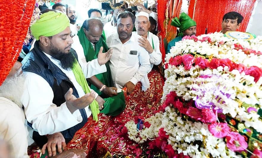 ಚನ್ನಪಟ್ಟಣದಲ್ಲಿ ಬುಧವಾರ ಪುತ್ರ ನಿಖಿಲ್ ಕುಮಾರಸ್ವಾಮಿ ಪರ ಪ್ರಚಾರ ನಡೆಸಿದ ಕೇಂದ್ರ ಸಚಿವ ಎಚ್.ಡಿ. ಕುಮಾರಸ್ವಾಮಿ ಅವರು, ಬಡಾಮಕಾನ್ನ ಹಜರತ್ ಸೈಯದ್ ಮಹಮ್ಮದ್ ಅಖಿಲ್ ಷಾ ಖಾದ್ರಿ ಅವರ ದರ್ಗಾಕ್ಕೆ ಭೇಟಿ ನೀಡಿ ಚಾದರ್ ಅರ್ಪಿಸಿದರು