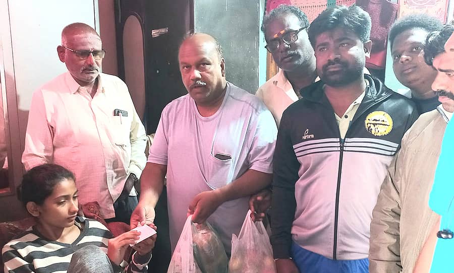 ಅರಸೀಕೆರೆ: ಚರಂಡಿ ಸ್ಲಾಬ್ ನಿಂದ ಎಡವಿ ಗಾಯಗೊಂಡಿದ್ದ ವಿದ್ಯಾರ್ಥಿನಿಯ ಆರೋಗ್ಯವನ್ನು ನಗರಸಭೆ ಆಡಳಿತದಿಂದ ವಿಚಾರಿಸಲಾಯಿತು.