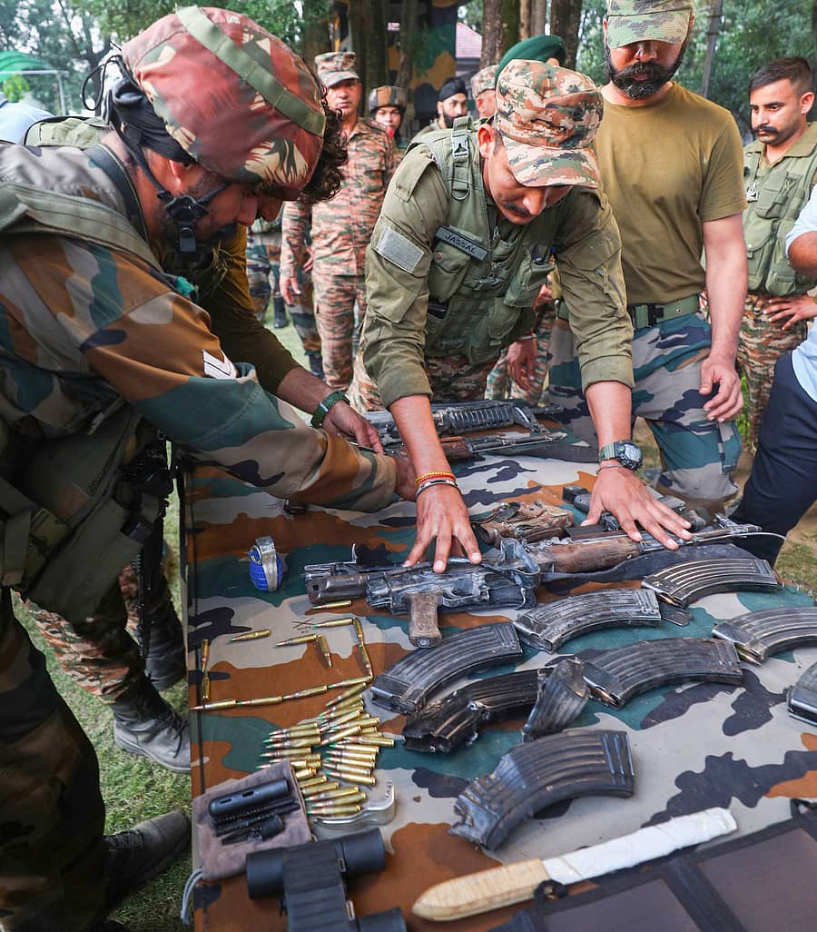 <div class="paragraphs"><p>ಮಂಗಳವಾರ ನಡೆದ ಎನ್ಕೌಂಟರ್ನಲ್ಲಿ ಹತ್ಯಯಾದ ಭಯೋತ್ಪಾದಕರಿಂದ ವಶಪಡಿಸಿಕೊಳ್ಳಲಾದ ಶಸ್ತ್ರಾಸ್ತ್ರಗಳು </p></div>