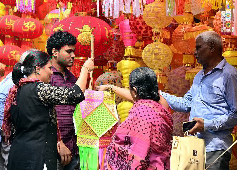 ಹುಬ್ಬಳ್ಳಿಯ ದುರ್ಗದಬೈಲು ಮಾರುಕಟ್ಟೆಯಲ್ಲಿ ದೀಪಾವಳಿ ಅಂಗವಾಗಿ ಜನರು ಬುಧವಾರ ಆಕಾಶ ಬುಟ್ಟಿ ಖರೀದಿಯಲ್ಲಿ ತೊಡಗಿದ್ದರು –ಪ್ರಜಾವಾಣಿ ಚಿತ್ರ: ಗೋವಿಂದರಾಜ ಜವಳಿ