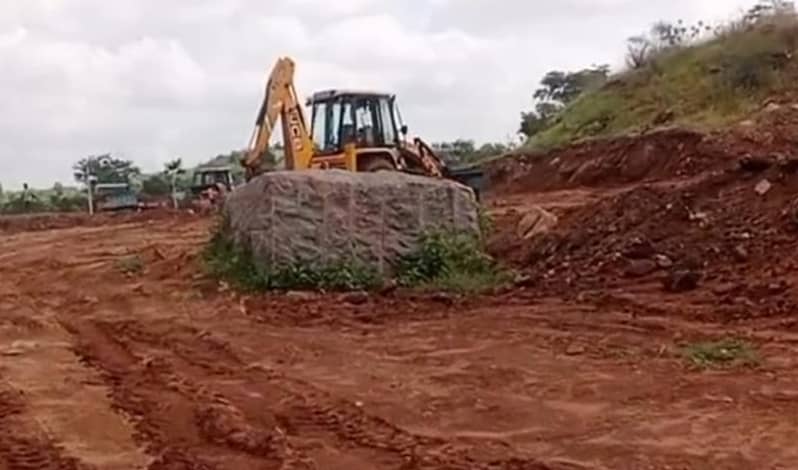 ಕನಕಪುರ ಕಬ್ಬಾಳು ಗ್ರಾಮ ಪಂಚಾಯತಿ ವ್ಯಾಪ್ತಿಯ ಬಾಪೂಜಿ ನಗರದ ಬಳಿ ನಿರ್ಮಾಣ ಮಾಡುತ್ತಿರುವ ಕಸ ವಿಲೇವಾರಿ ಘಟಕದ ಬಳಿ ಇರುವ ಹಿಟಾಚಿ