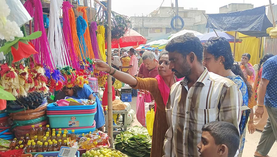 ಬಂಗಾರಪೇಟೆ ಪಟ್ಟಣದ ಗ್ರಂಥಿಗೆ ಅಂಗಡಿಯೊಂದರಲ್ಲಿ ಗ್ರಾಹಕರು ನಿಂಬೆಹಣ್ಣು ಸೇರಿದಂತೆ ಇನ್ನಿತರ ವಸ್ತುಗಳನ್ನು ಖರೀದಿಸುತ್ತಿರುವುದು