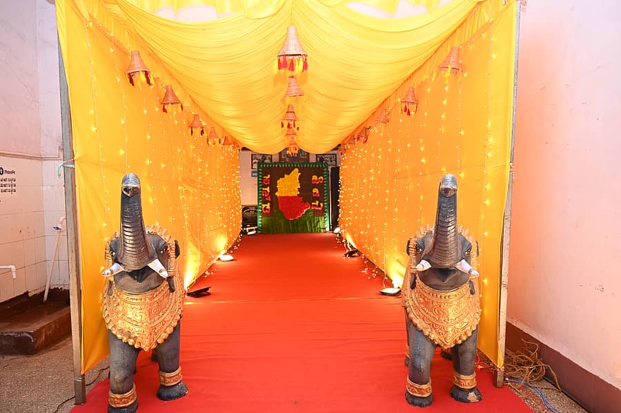 ಹುಬ್ಬಳ್ಳಿಯ ಕೆಎಂಸಿಆರ್‌ಐನ(ಕಿಮ್ಸ್‌) ಕನ್ನಡ ಸಂಘದ ‘ಡಿಂಡಿಮ’ ಕನ್ನಡ ಹಬ್ಬ ಕಾರ್ಯಕ್ರಮಕ್ಕೆ ವಿದ್ಯಾರ್ಥಿಗಳು ನಿರ್ಮಿಸಿದ್ದ ಸ್ವಾಗತ ದ್ವಾರ